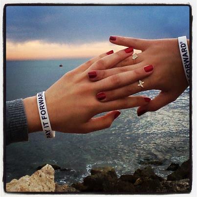 5 Happiness Movements You Should Know About - Pay it Forward Experience